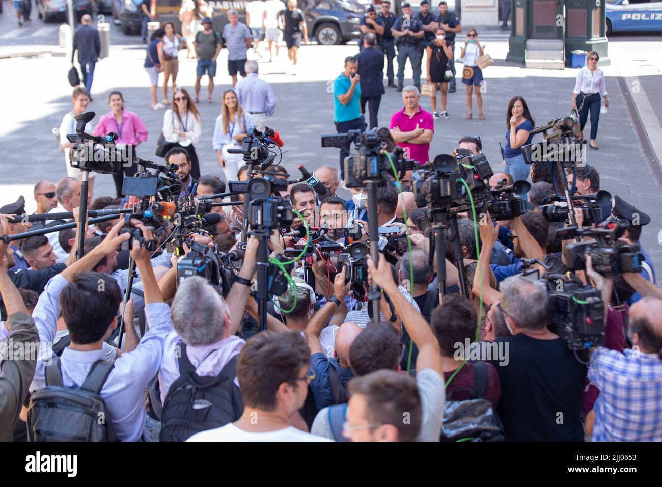 Rome, Italie. 21st juillet 2022. Luigi Di Maio rencontre des journalistes près du Palazzo di Montecitorio à Rome, pendant la crise gouvernementale (photo de Matteo Nardone/Pacific Press/Sipa USA) Credit: SIPA USA/Alay Live News Banque D'Images