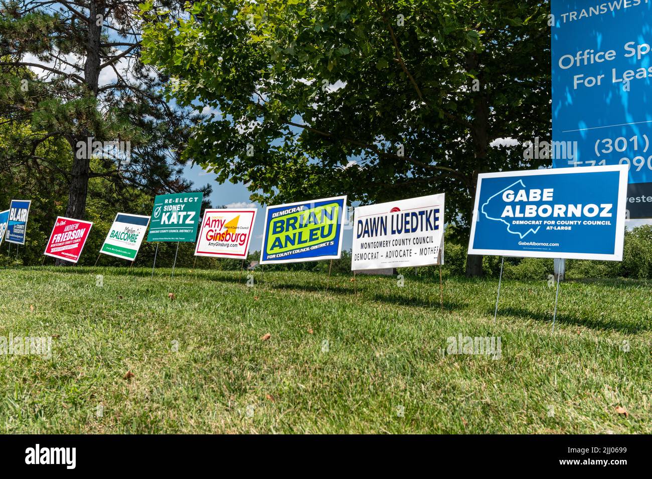 Les affiches de campagne pour les candidats du comté de Montgomery, du conseil du comté et de l'exécutif du comté font la ligne d'une zone herbeuse à Rockville. Banque D'Images