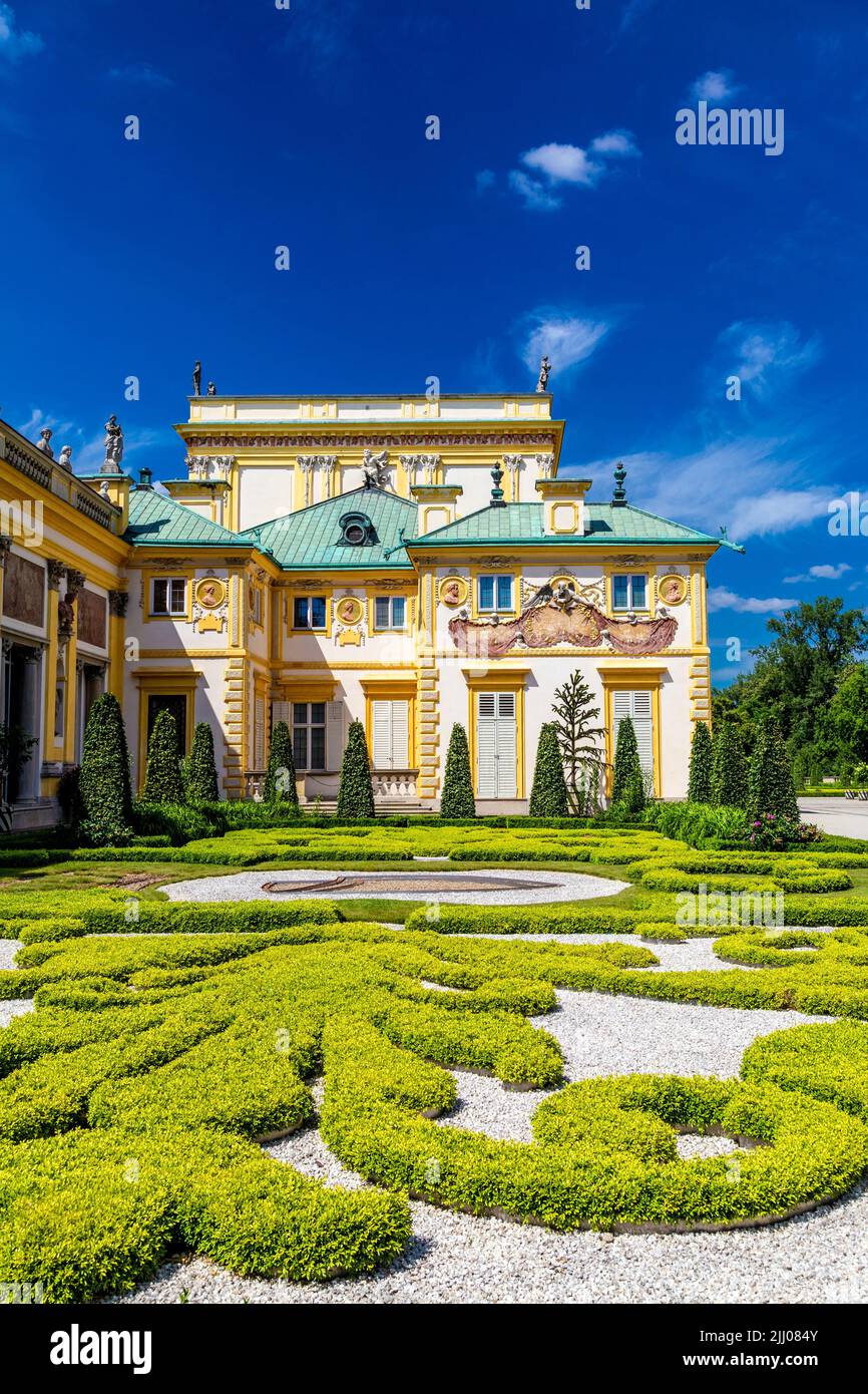 Jardin topiaire et intérieur jaune de style italien 17th siècle baroque Royal Wilanow Palace, Varsovie, Pologne Banque D'Images