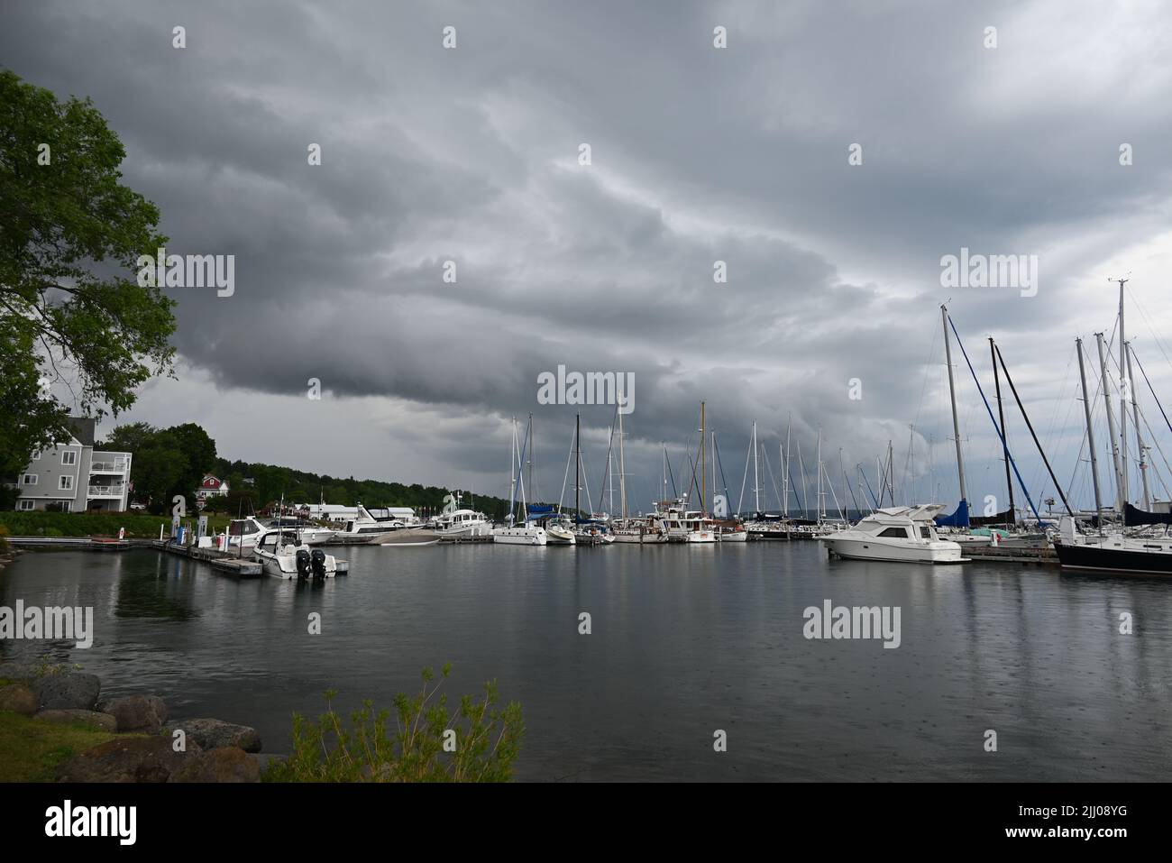 Le temps de tempête souffle au large du lac supérieur au-dessus du port de Bayfield, Wisconsin. Banque D'Images