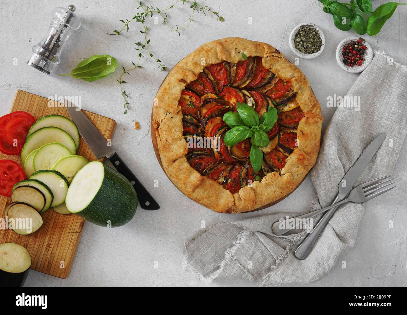 Ratatouille galette tarte sur table légère, ingrédients, top vie, végétarien Banque D'Images
