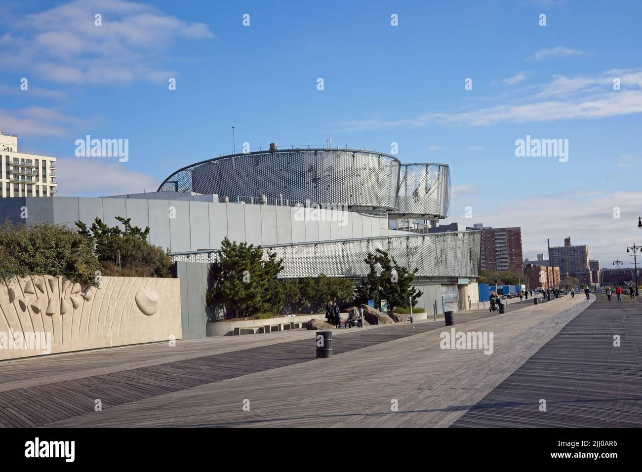 Brooklyn, NY, Etats-Unis - 21 juillet 2022 : l'aquarium de New York est le long de la promenade de Coney Island Banque D'Images