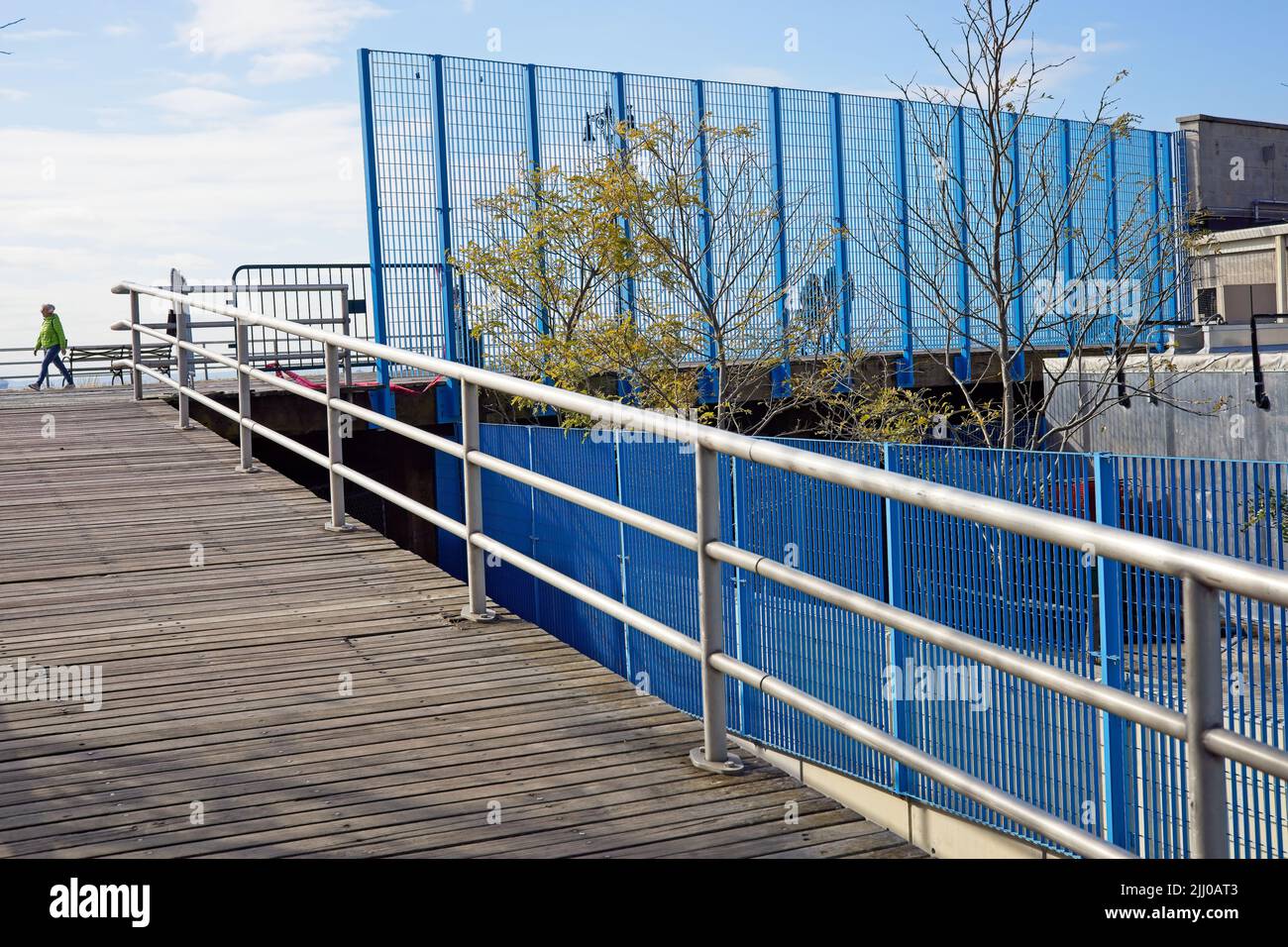 Brooklyn, NY, USA - 21 juillet 2022 : un terrain de handball fermé juste en dessous et le long de la promenade de Coney Island Banque D'Images