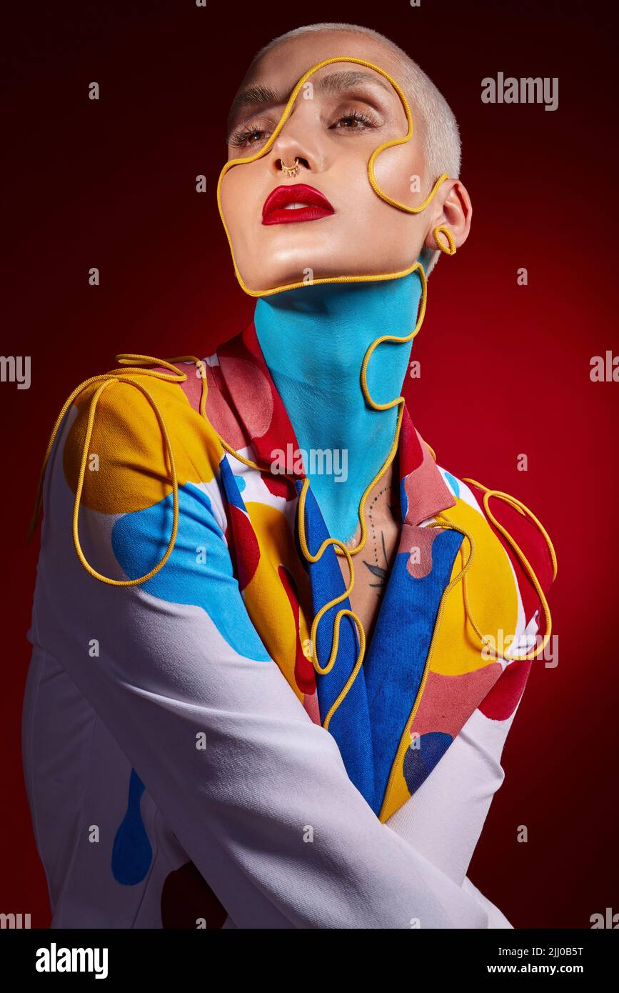 Vous avez toute la magie dont vous avez besoin dans ce monde. Photo studio d'une jeune femme élégante posant sur un fond rouge. Banque D'Images