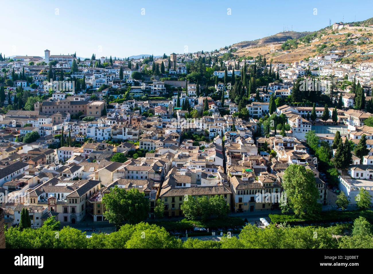 Vue sur les environs d'El Albaicin depuis les palais de la Alhambra, Grenade Banque D'Images