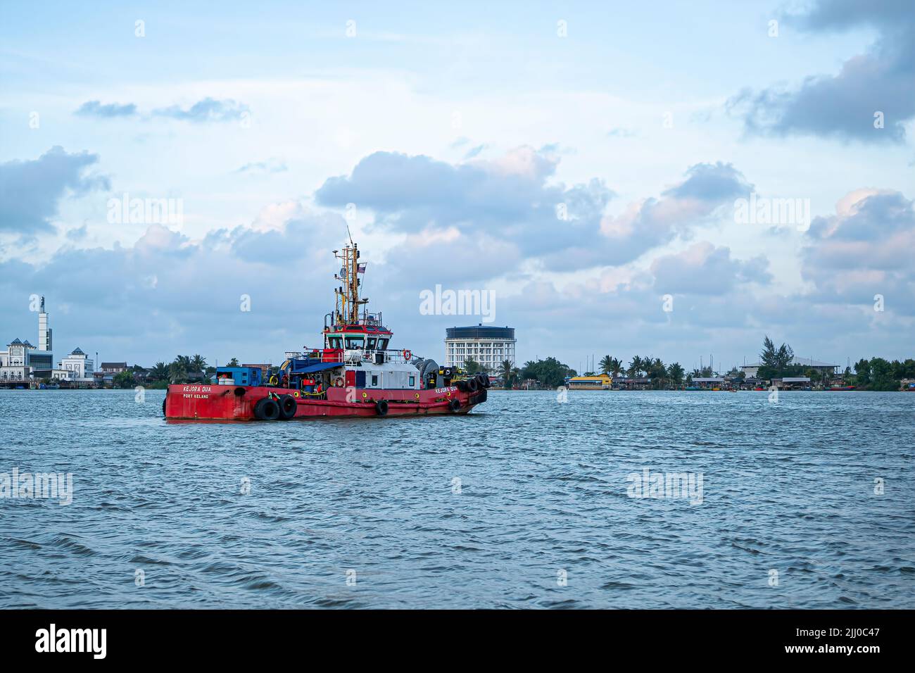 Terengganu, Malaisie: 16 janvier 2022 - Grand navire se déplaçant le long de la rivière dans l'état de la côte est de la Malaisie. Banque D'Images