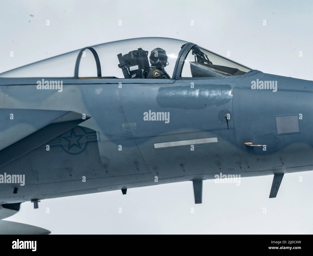 Golfe du Mexique, États-Unis. 10 juillet 2022. Un avion de chasse F-15 Eagle de la Force aérienne des États-Unis, avec l'aile Fighter 159th, s'approche d'un avion KC-135R Stratotanker pour ravitailler 10 juillet 2022 au-dessus du golfe du Mexique. Crédit : SSTGT. Tiffany Emery/États-Unis Air Force/Alamy Live News Banque D'Images