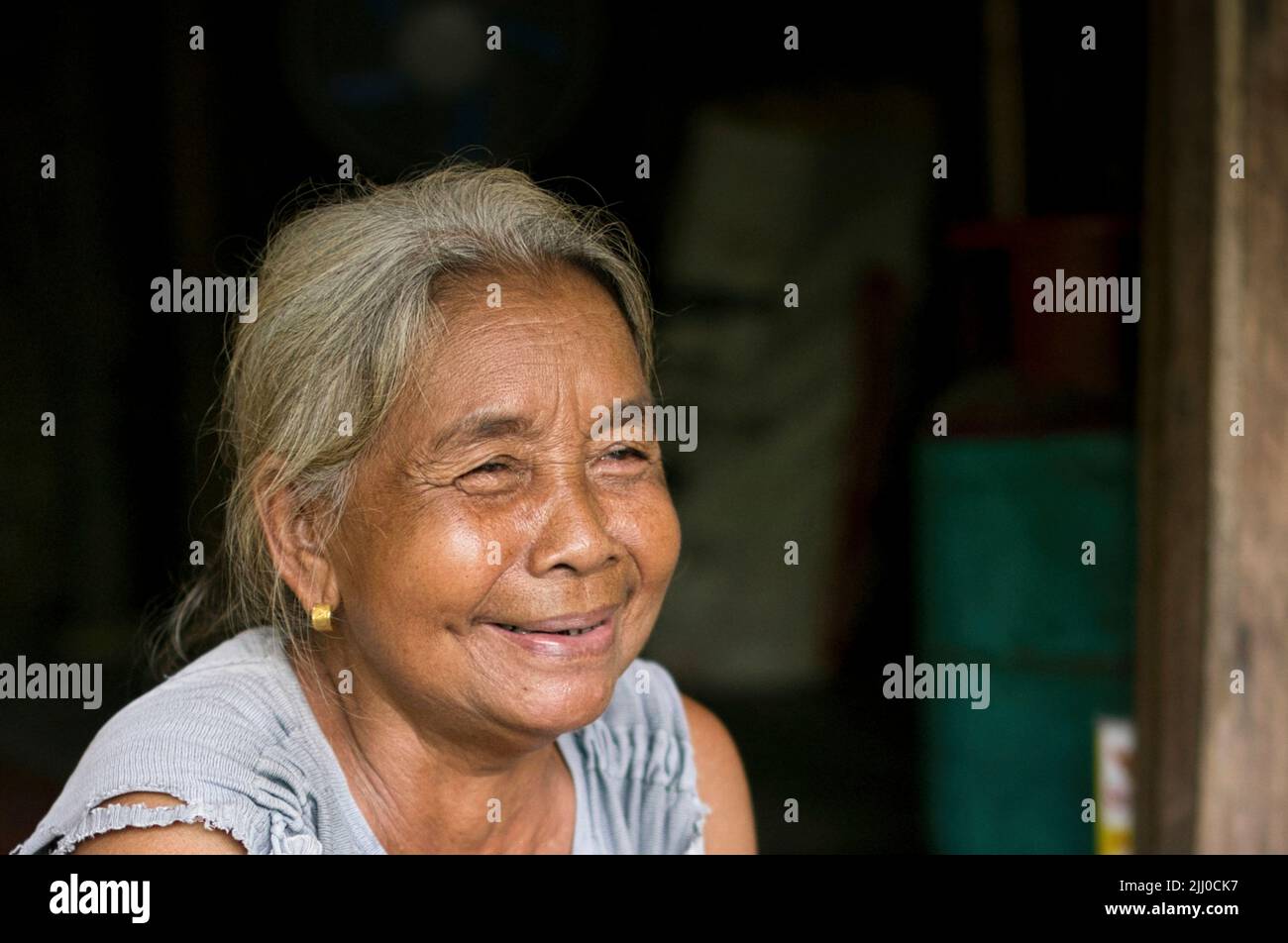 Chini, Malaisie: 19 avril 2022 - Un gros plan d'une seule femme autochtone souriant Banque D'Images