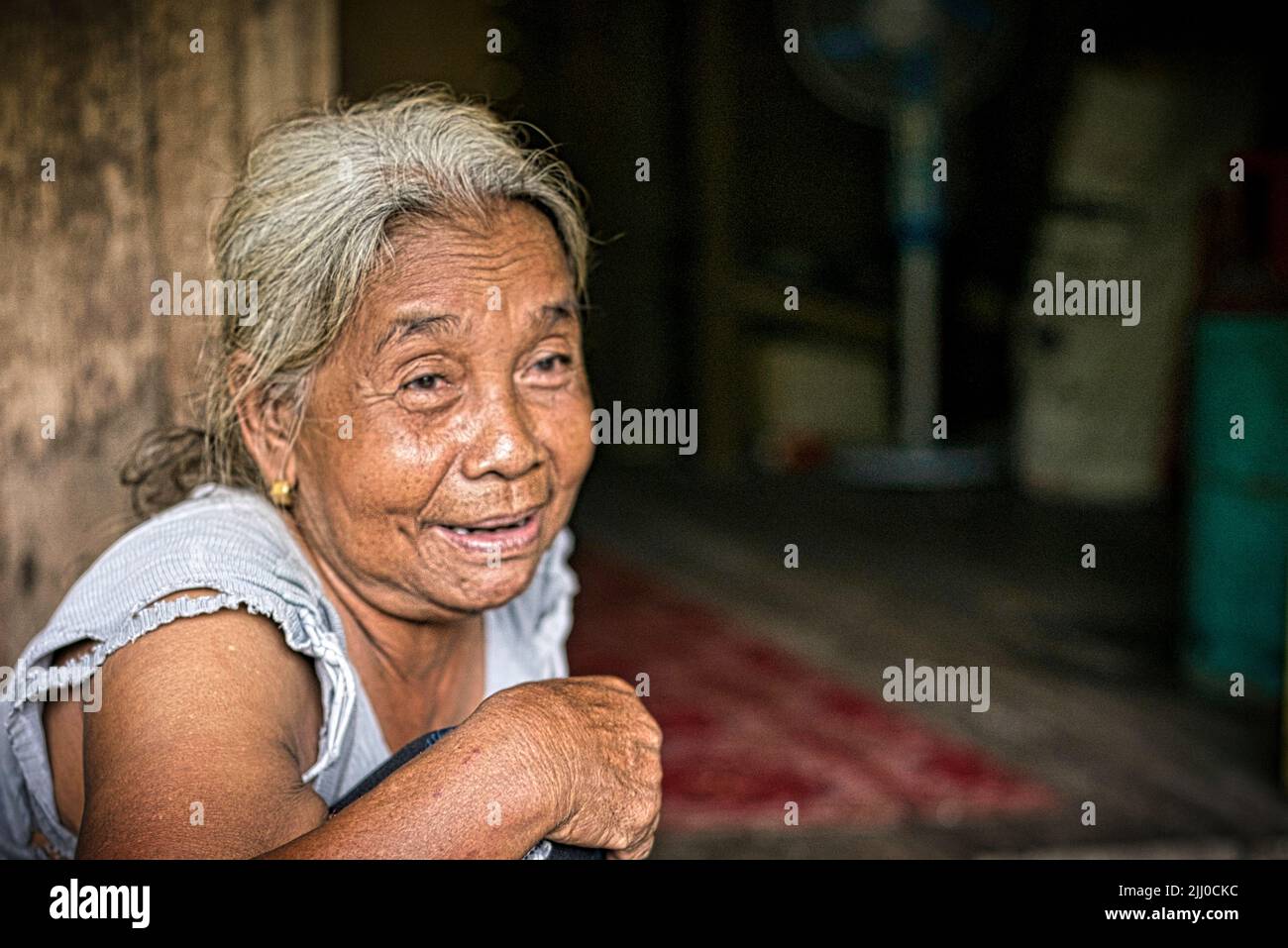 Chini, Malaisie: 19 avril 2022 - Un gros plan d'une seule femme autochtone souriant Banque D'Images