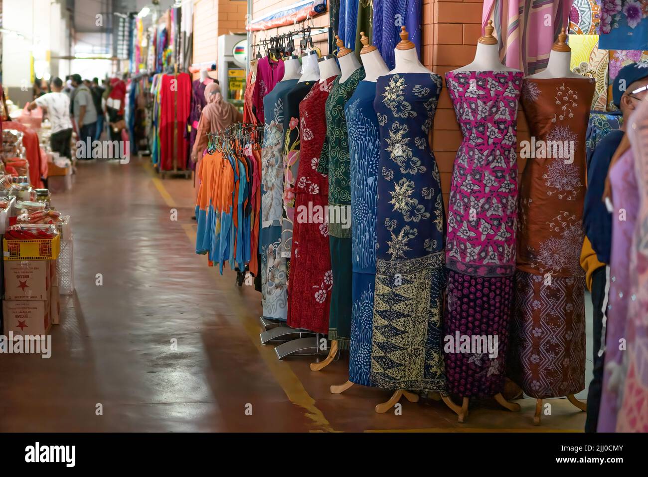 Terengganu, Malaisie: 16 janv. 2022 - exposition de textiles locaux en face de petites boutiques Banque D'Images