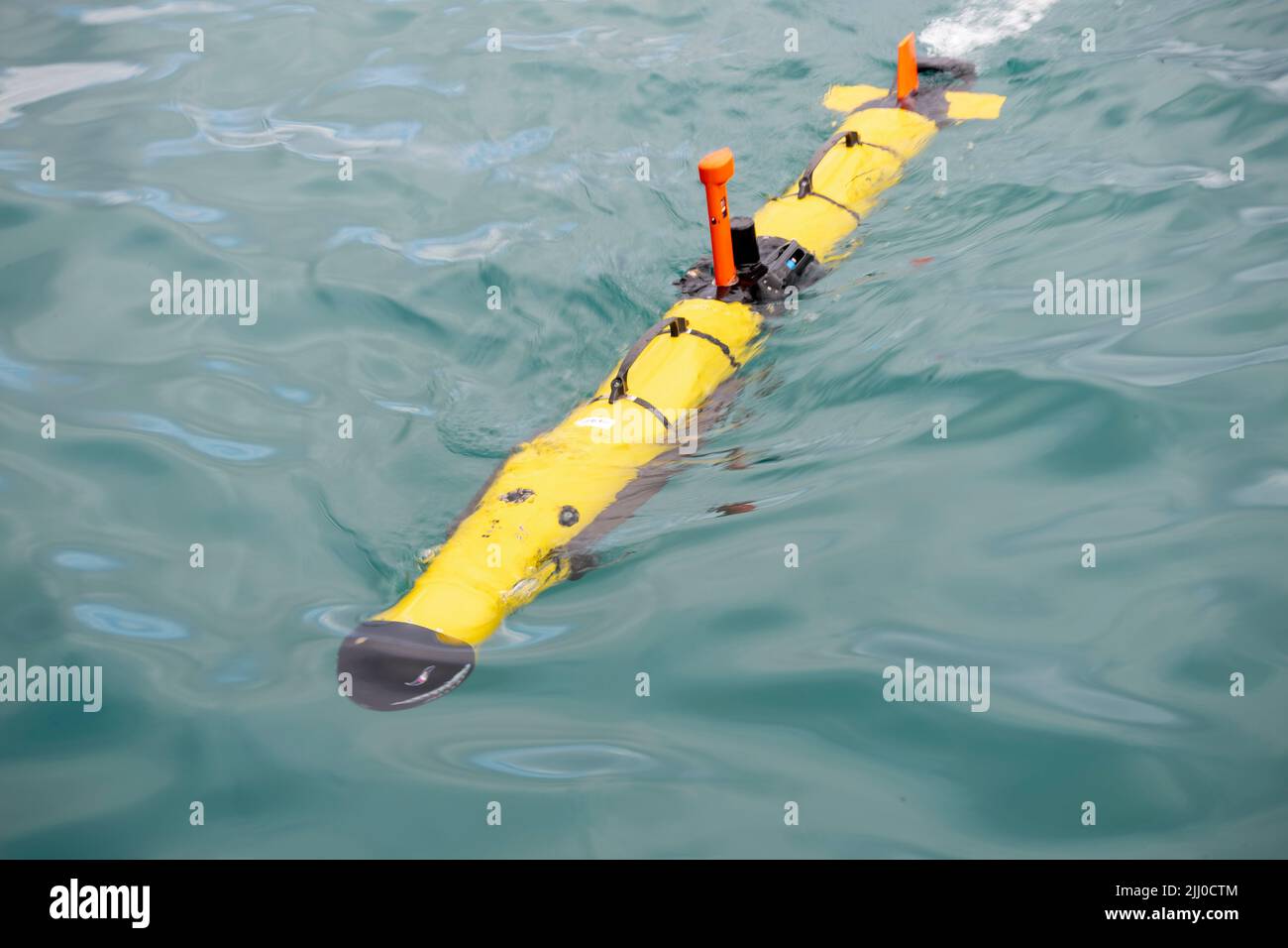 Honolulu, États-Unis. 14 juillet 2022. L'équipe d'enquête de la flotte de la marine américaine exploite un véhicule sous-marin autonome IVER3-580 pour balayer le fond de l'océan à la recherche de dangers, dans le cadre d'un scénario d'intervention humanitaire en cas de catastrophe au bord du Pacifique à Pearl Harbor, 14 juillet 2022, à Honolulu, Hawaï. Crédit : Cpl. Dillon Anderson/Royal New Zealand Air Force/Alay Live News Banque D'Images