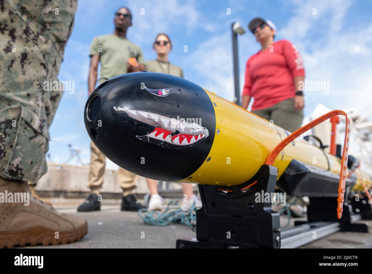 Honolulu, États-Unis. 14 juillet 2022. Équipe d'enquête de la flotte de la marine américaine les marins se préparent à déployer un véhicule sous-marin autonome IVER3-580 sans pilote pour balayer le fond de l'océan à la recherche de dangers, dans le cadre d'un scénario d'intervention humanitaire en cas de catastrophe au bord du Pacifique, à Pearl Harbor, 14 juillet 2022, à Honolulu, Hawaï. Crédit : Cpl. Dillon Anderson/Royal New Zealand Air Force/Alay Live News Banque D'Images