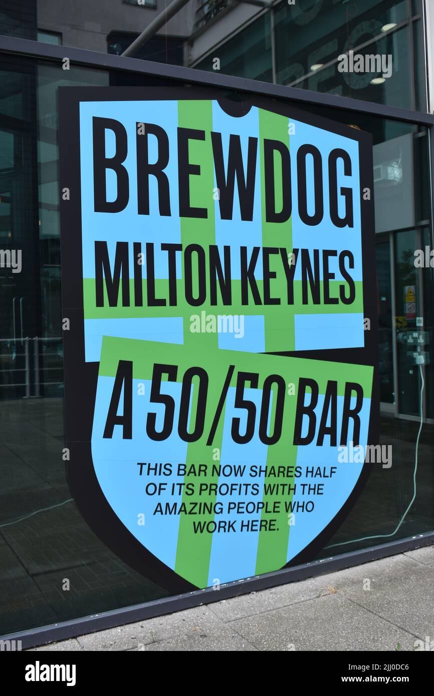 La compagnie de bière artisanale Brewdoor paie 50 % de ses profits à son personnel. Banque D'Images