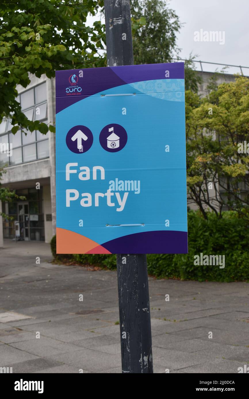Un panneau dans le centre de Milton Keynes montrant la voie à la Fan Party pour le championnat européen de football féminin de l'UEFA. Banque D'Images