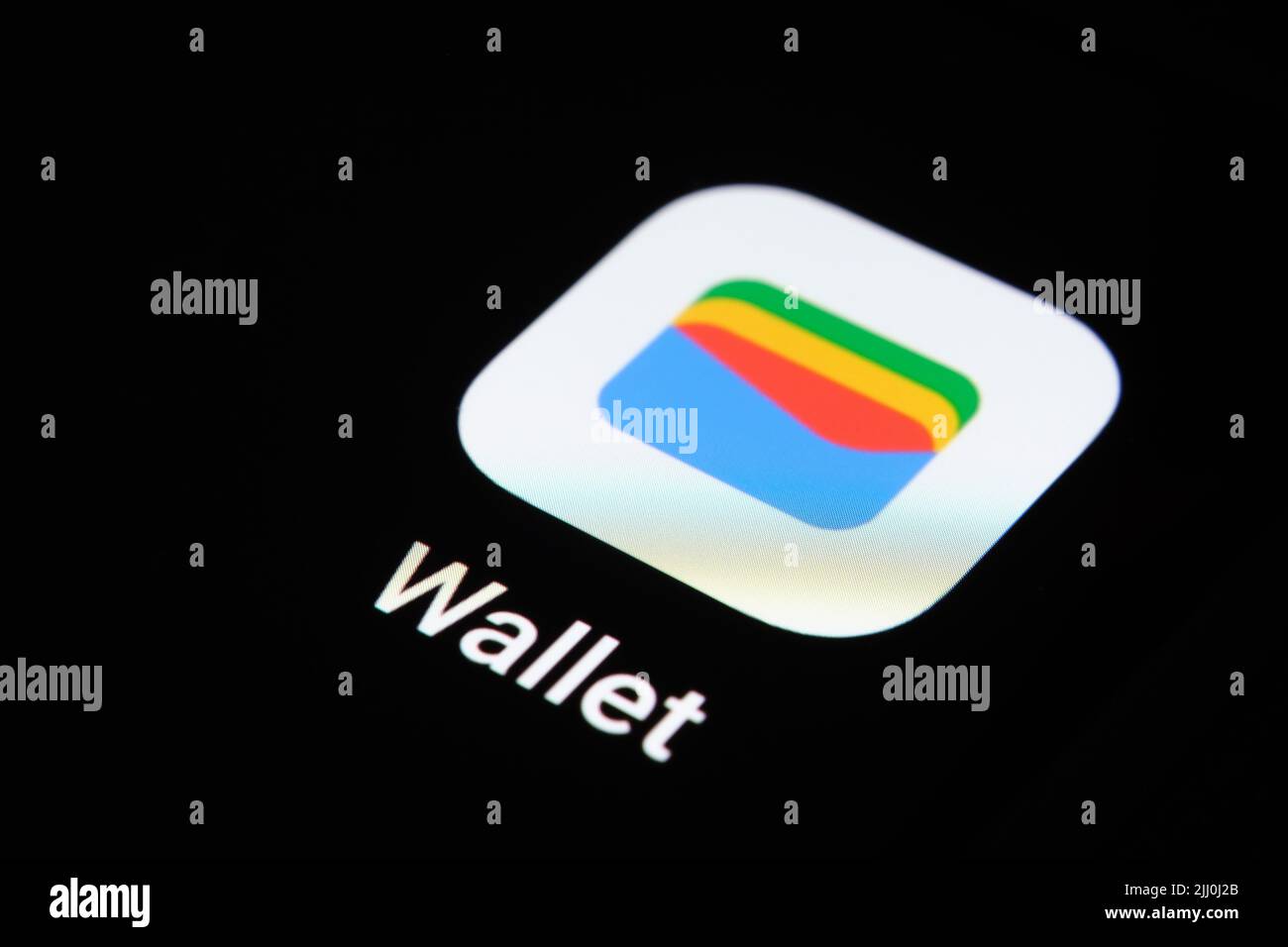 Nouvelle application Google Wallet affichée sur l'écran du smartphone. Google Pay est rebaptisé Google Wallet. Stafford, Royaume-Uni, 21 juillet 2022 Banque D'Images