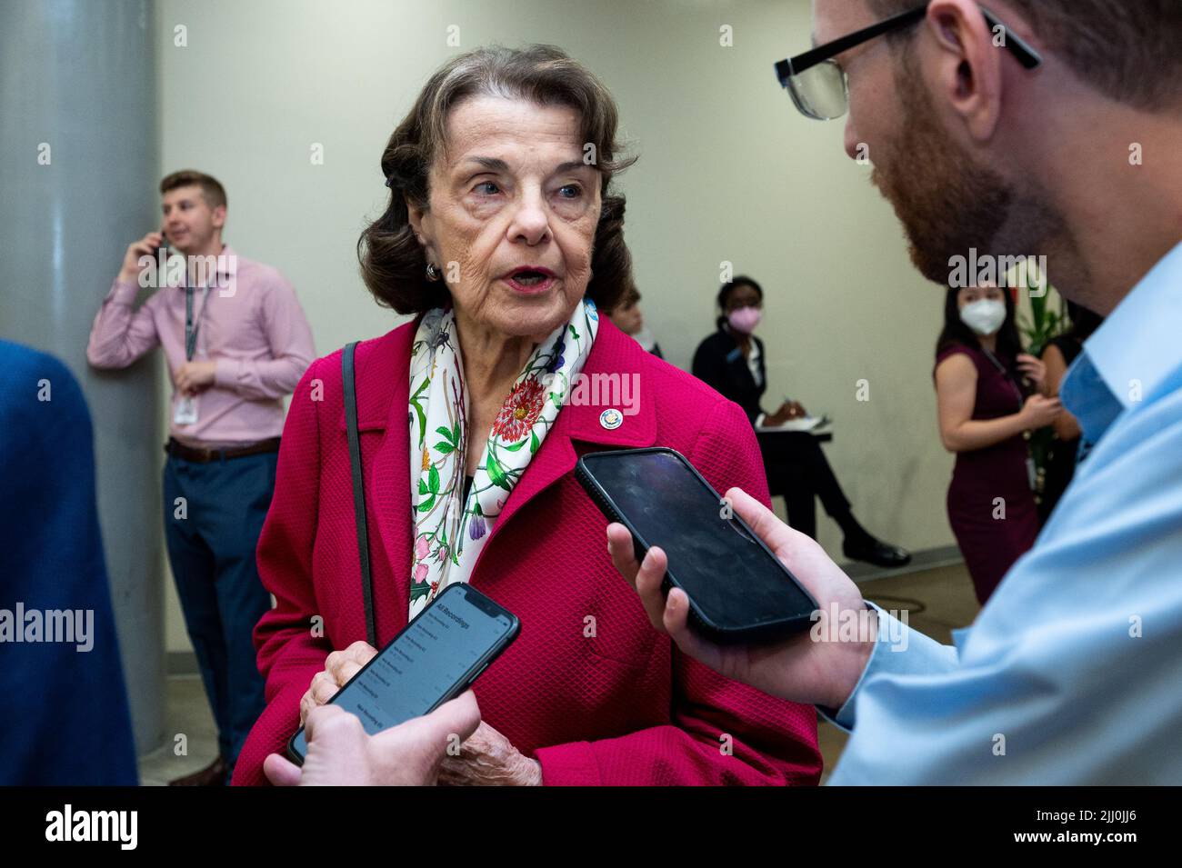 Washington, États-Unis. 21st juillet 2022. Le sénateur américain Dianne Feinstein (D-CA) s'adresse aux journalistes près du métro du Sénat. Crédit : SOPA Images Limited/Alamy Live News Banque D'Images