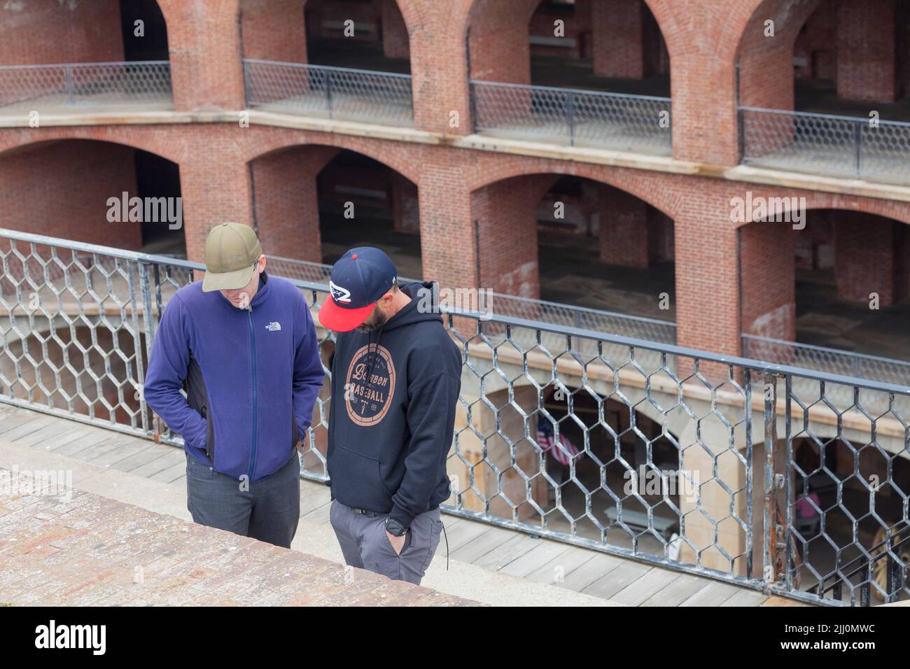 Deux amis en visite à fort point, San Francisco, Californie, États-Unis Banque D'Images