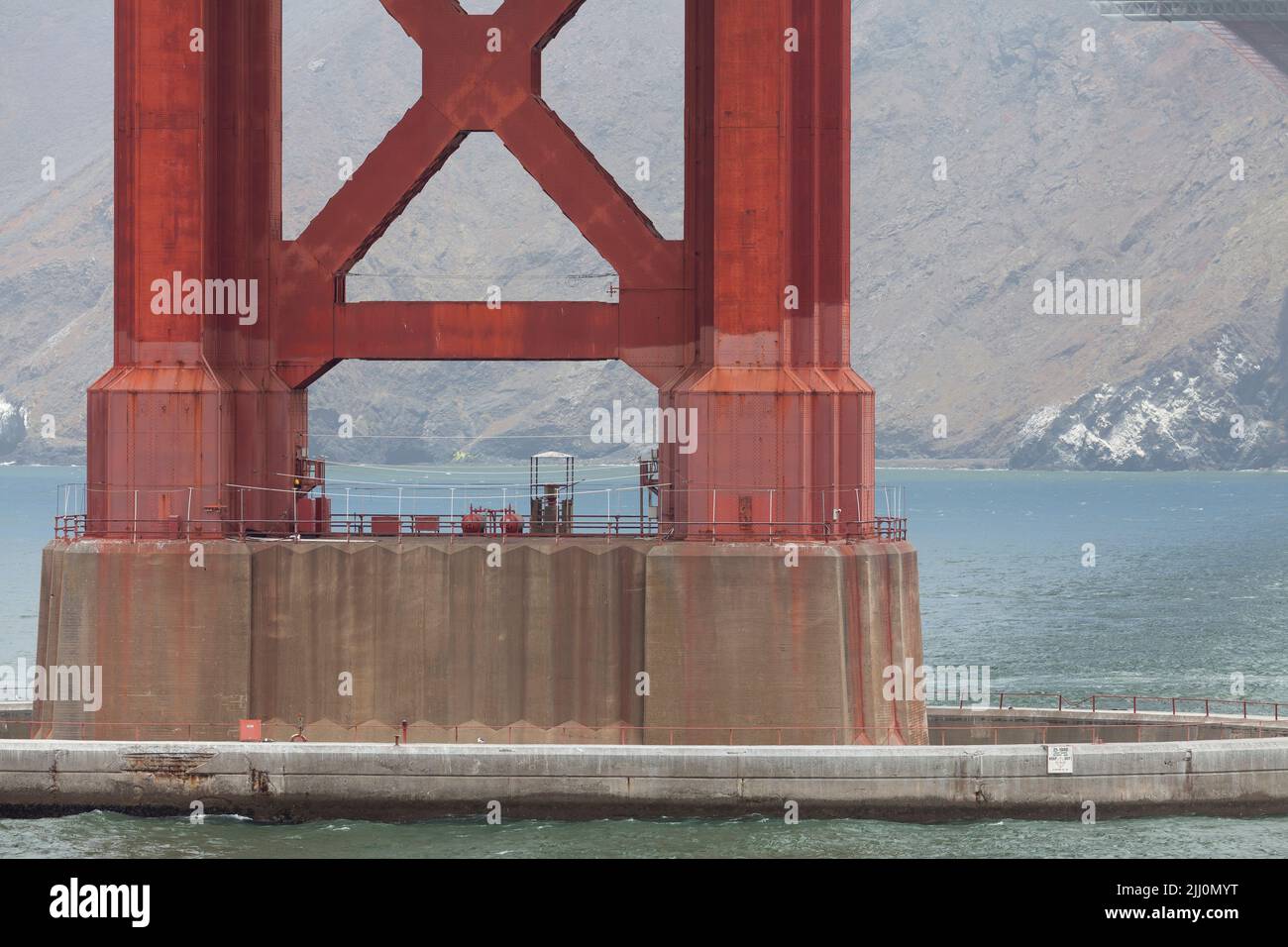Le fond de la tour sud du pont du Golden Gate, San Francisco, Californie, États-Unis Banque D'Images