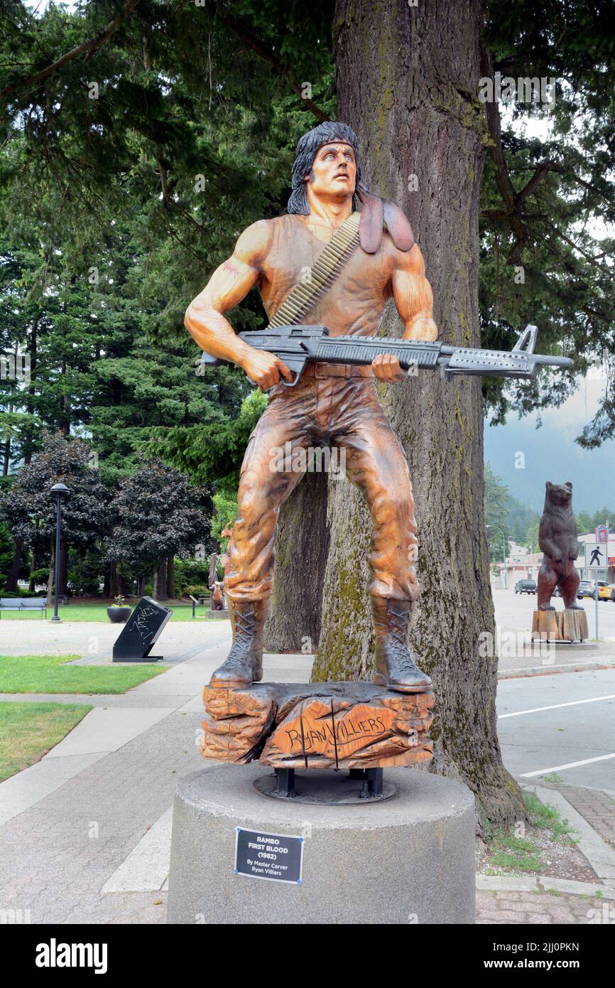 Une statue en bois montrant le personnage John Rambo, joué par Sylvester Stallone, des films First Blood/Rambo, à Hope, Colombie-Britannique, Canada. Banque D'Images