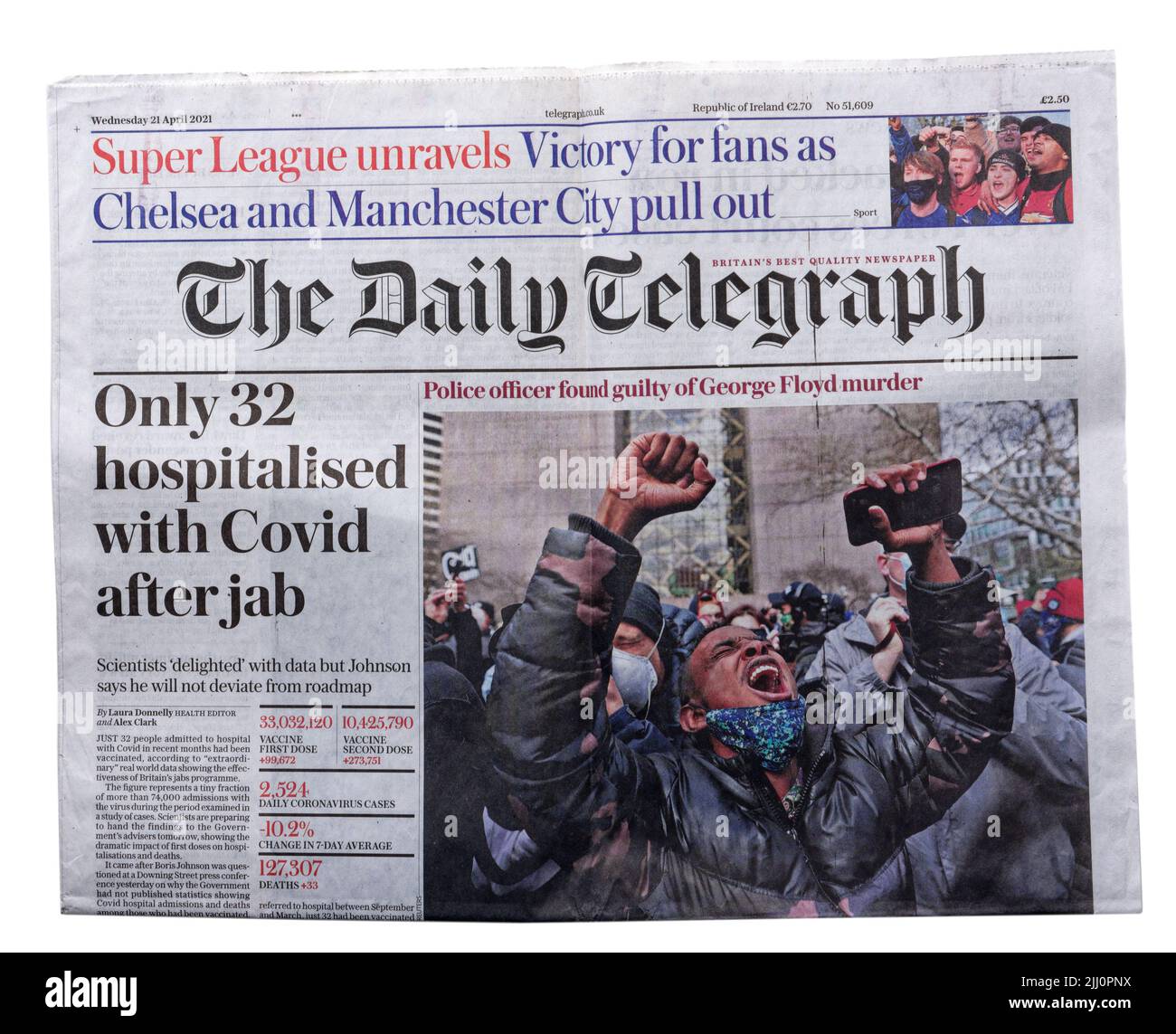 Une première page du Daily Telegraph de montrer les personnes célébrant après la condamnation de Derek Chauvin, le policier a trouvé coupable du meurtre de Geo Banque D'Images