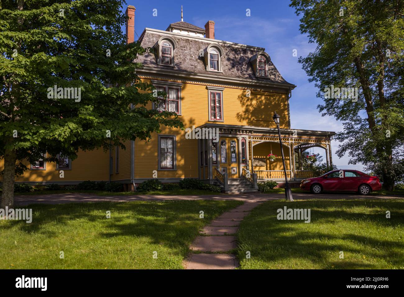 Maison historique Braconsfield - Charlottetown, Île-du-Prince-Édouard, Canada - maison victorienne en bois avec patio Banque D'Images