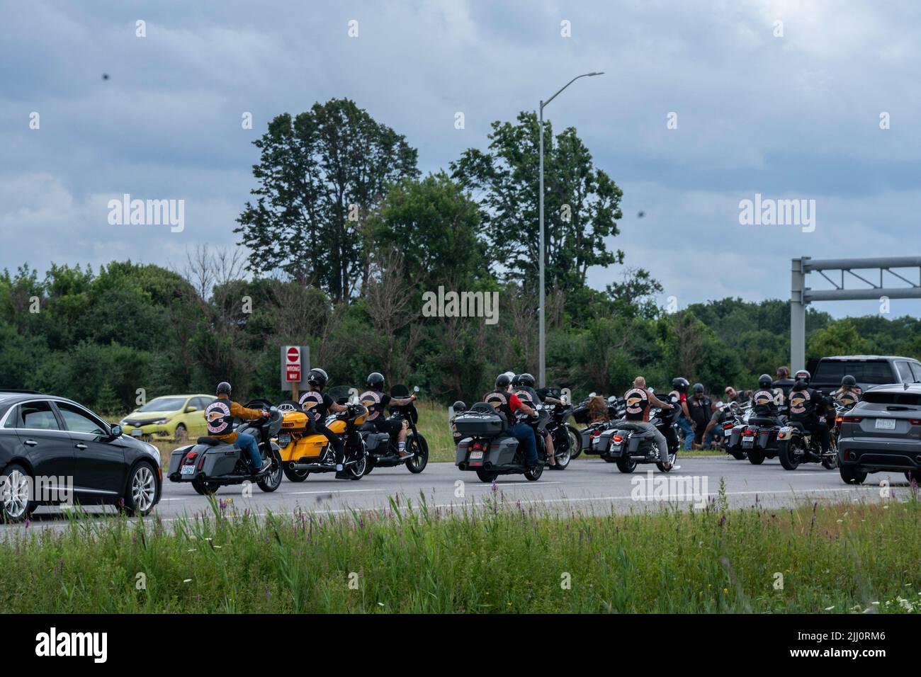 Aurora, Canada. 21st juillet 2022. Une procession de motos le long de l'autoroute. Des centaines de membres de Hells Angels ont traversé la région de York vers Toronto pour une procession commémorative. La procession est en l'honneur d'un membre tombé de l'Outlaw Hells Angels Motorcycle Club. (Photo de Katherine Cheng/SOPA Images/Sipa USA) crédit: SIPA USA/Alay Live News Banque D'Images