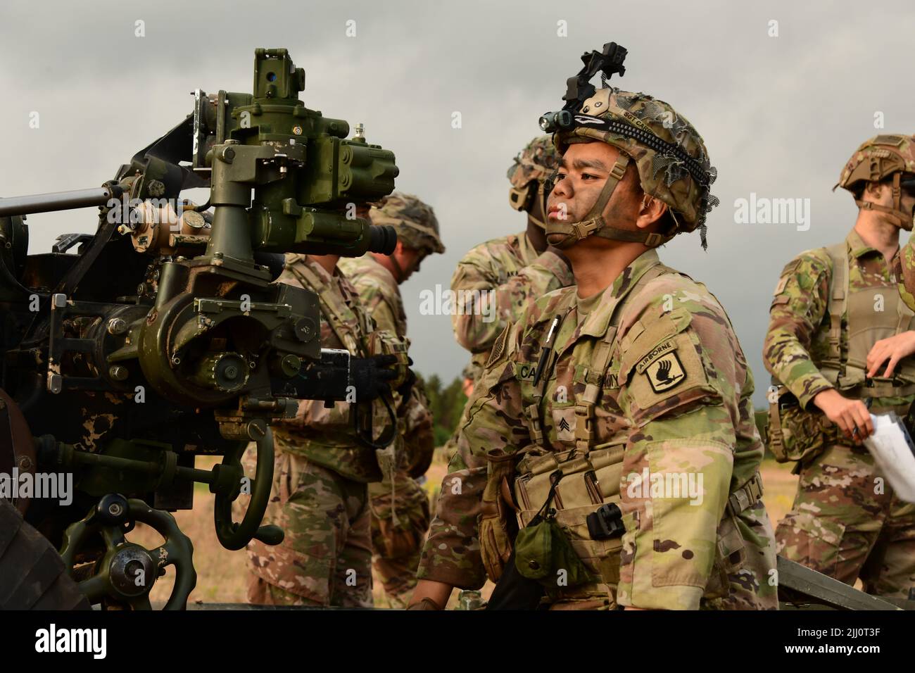 Les parachutistes de l'armée américaine affectés au 4th Bataillon, 319th Airborne Field Artillery Regiment, 173rd Airborne Brigade, préparent un Howitzer M119A3 pour un exercice d'incendie en direct lors d'une opération aérienne dans la zone d'entraînement de Grafenwoehr, en Allemagne, au 7 juillet 2022. (É.-U. Photo de l'armée par la SPC. Ryan Parr) Banque D'Images