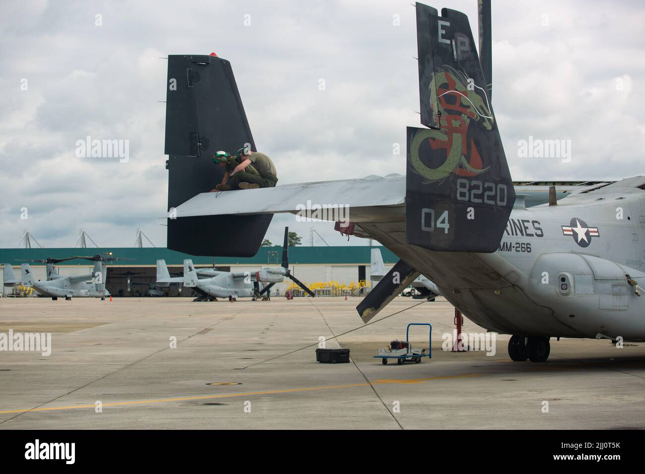 Caporal du corps des Marines des États-Unis Chandler Lee, à gauche, MV-22B, mécanicien de tiltrotor Osprey, et Lance Cpl. Christian Gunter, mécanicien de tiltrotor MV-22B Osprey, tous deux du Marine Medium Tiltrotor Squadron (VMM) 266, 2nd Marine Air Wing, inspecte la corrosion au cours d'une inspection de 364 jours sur une MV-22B Osprey sur la Marine corps Air Station (MCAS) New River à Jacksonville, Caroline du Nord, 12 juillet 2022. VMM-266 maintenance aéronautique Marines effectue une maintenance préventive de routine sur les MV-22B Ospreys afin d'assurer un état de préparation constant. MCAS New River fournit le soutien aérien, la protection de la force, l'infrastructure et la coopération Banque D'Images