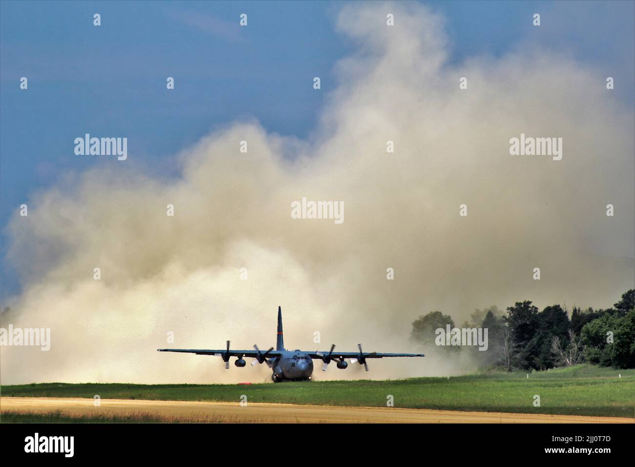 Un équipage avec l'Illinois Air National Guard's 182e Airlift Wing à Peoria exploite un C-130 Hercules à l'agression de l'air jeune Strip 18 juillet 2017, dans le sud au titre de l'exercice 2017 Patriot North de Fort McCoy, Wisconsin Patriot North est un exercice d'entraînement conçu pour la gestion des urgences civiles et des intervenants à travailler avec les entités militaires de la même manière qu'ils auraient lors de catastrophes. L'exercice permet de tester les capacités de la Garde nationale d'appuyer les activités d'intervention basées sur des scénarios de simulation d'urgence, telles qu'une forte tempête réunissant de grands vents et de la tempête de la création d'un collap Banque D'Images