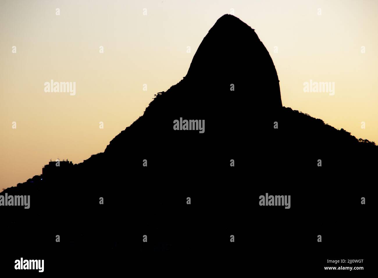Silhouette Two Hill Brother avec un magnifique coucher de soleil à Rio de Janeiro. Banque D'Images