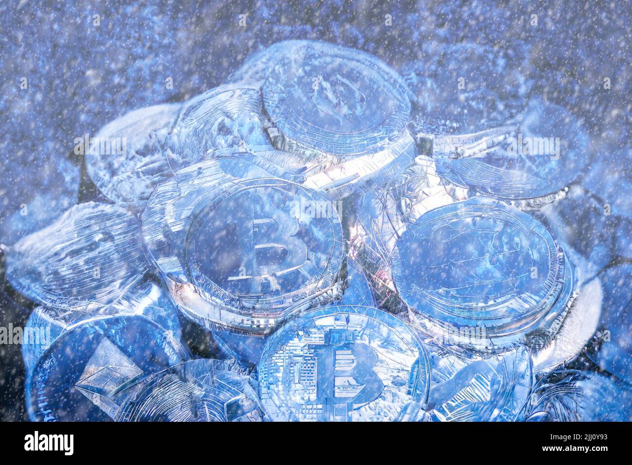 Concept pour Crypto hiver, Bitcoin dans la glace bleue. Le prix du Bitcoin s'est effondrent. Vue horizontale des jetons de crypto-monnaie, y compris Bitcoin, Ethererum Ripple et Litecoin vu d'en haut sur fond bleu de texture brillante Banque D'Images