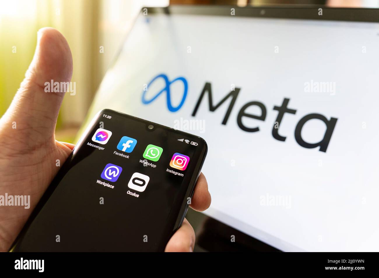 3 novembre 2021. Barnaul, Russie : smartphone avec Facebook, Whatsapp, Oculus, Workplace et icône d'application Instagram sur le fond du logo Meta. Facebo Banque D'Images