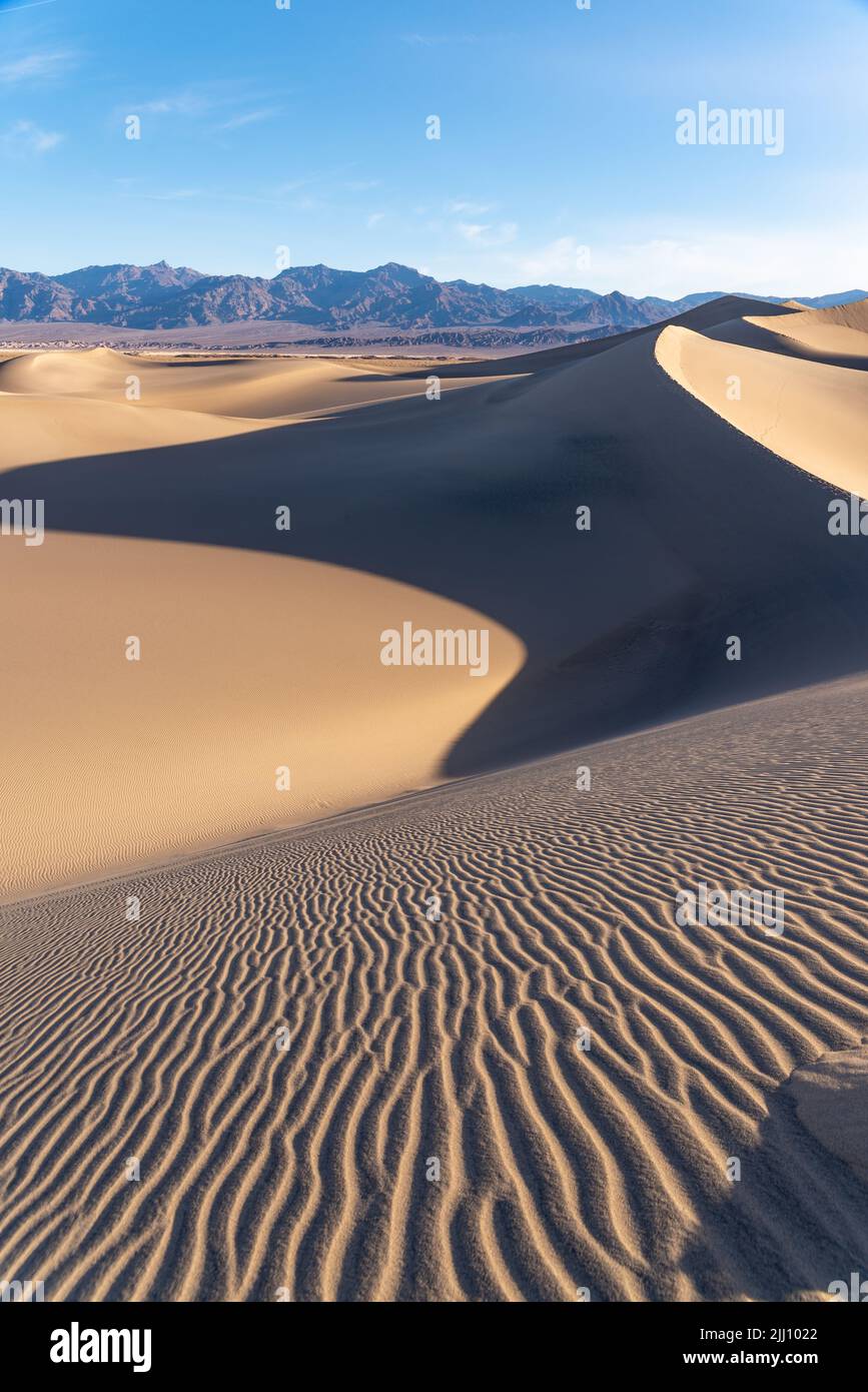 Sable du désert, dunes de sable et ondulations dans le sable, Banque D'Images