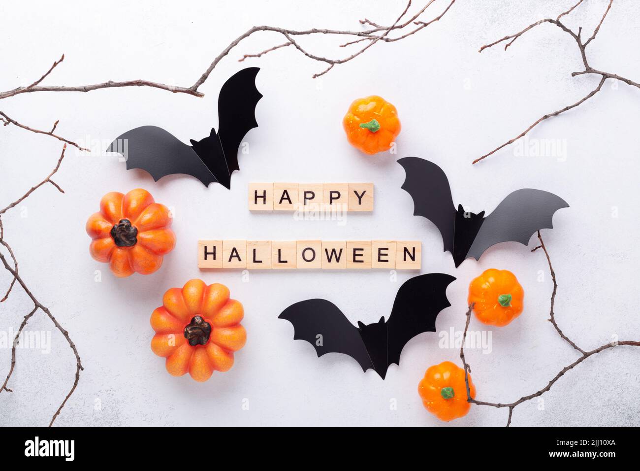 Happy Halloween blocs en bois, chauves-souris en papier noir et citrouilles sur fond blanc Banque D'Images
