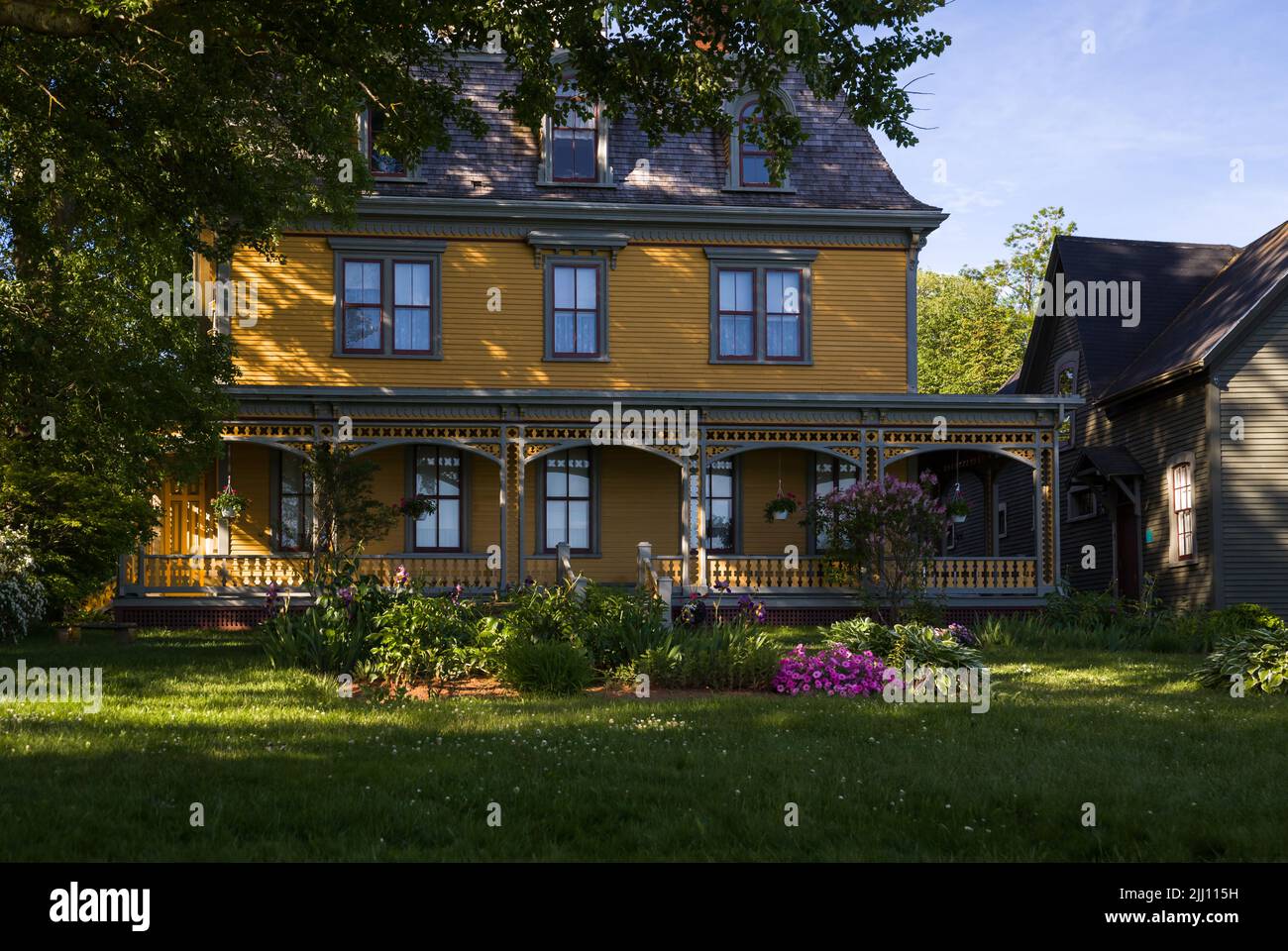 Maison historique Braconsfield - Charlottetown, Île-du-Prince-Édouard, Canada - maison victorienne en bois avec patio Banque D'Images