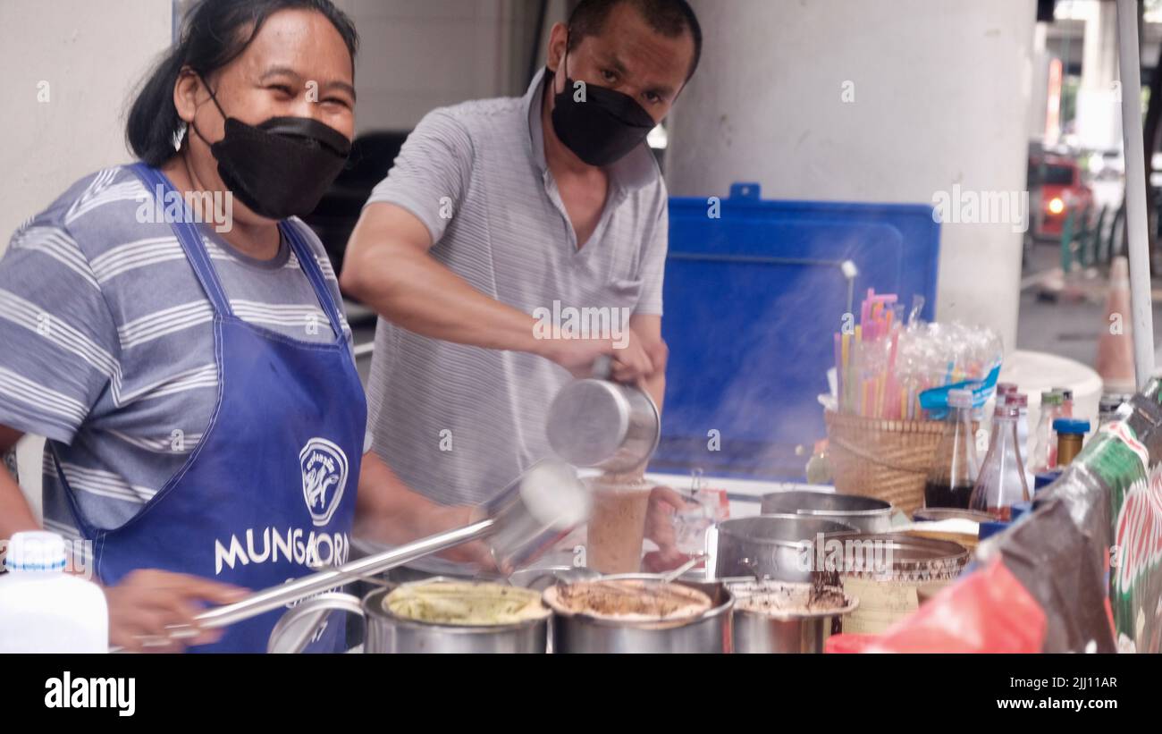 Bangkok Street Side Gourmet Coffee Brewers mari et femme équipe Banque D'Images