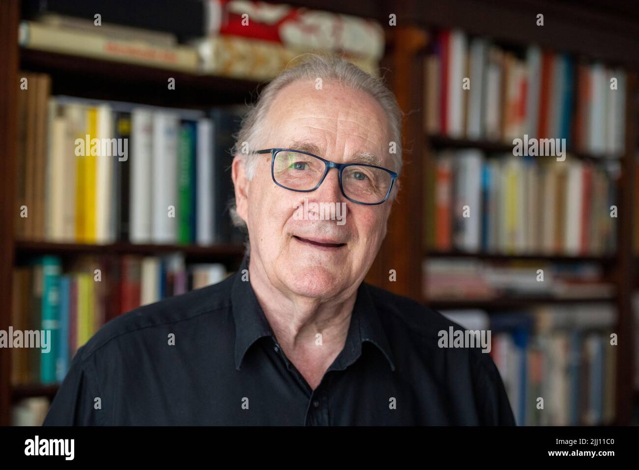 Berlin, Allemagne. 30th juin 2022. Sten Nadolny, écrivain, se tient devant un entretien dans son appartement. Nadolny n'a pas de pitié pour les personnages qu'il a créés lui-même, a déclaré l'auteur à la Deutsche presse-Agneur à Berlin peu avant son anniversaire de 80th (29 juillet 2022). (À dpa 'Writer Sten Nadolny: Am merciless with my novel characters') Credit: Christophe Gateau/dpa/Alay Live News Banque D'Images