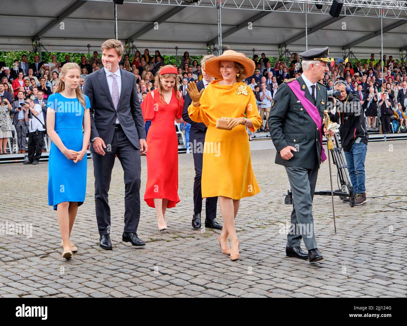(G-D) la princesse Eleonore de Belgique, le prince Gabriel, la princesse Elisabeth, la duchesse du Brabant et le prince Emmanuel, la reine Mathilde et le roi Philippe assistent à une parade marquant la Journée nationale belge, à Bruxelles, en Belgique, au 21 juillet 2022. Photo par Olivier Polet Banque D'Images