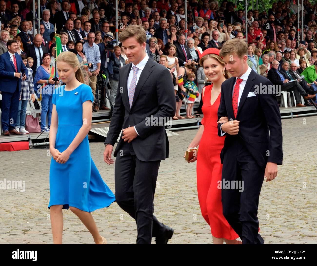 (G-D) la princesse Eleonore de Belgique, le prince Gabriel, la princesse Elisabeth, la duchesse du Brabant et le prince Emmanuel assistent à une parade marquant la Journée nationale de Belgique, à Bruxelles, en Belgique, au 21 juillet 2022. Photo par Olivier Polet Banque D'Images