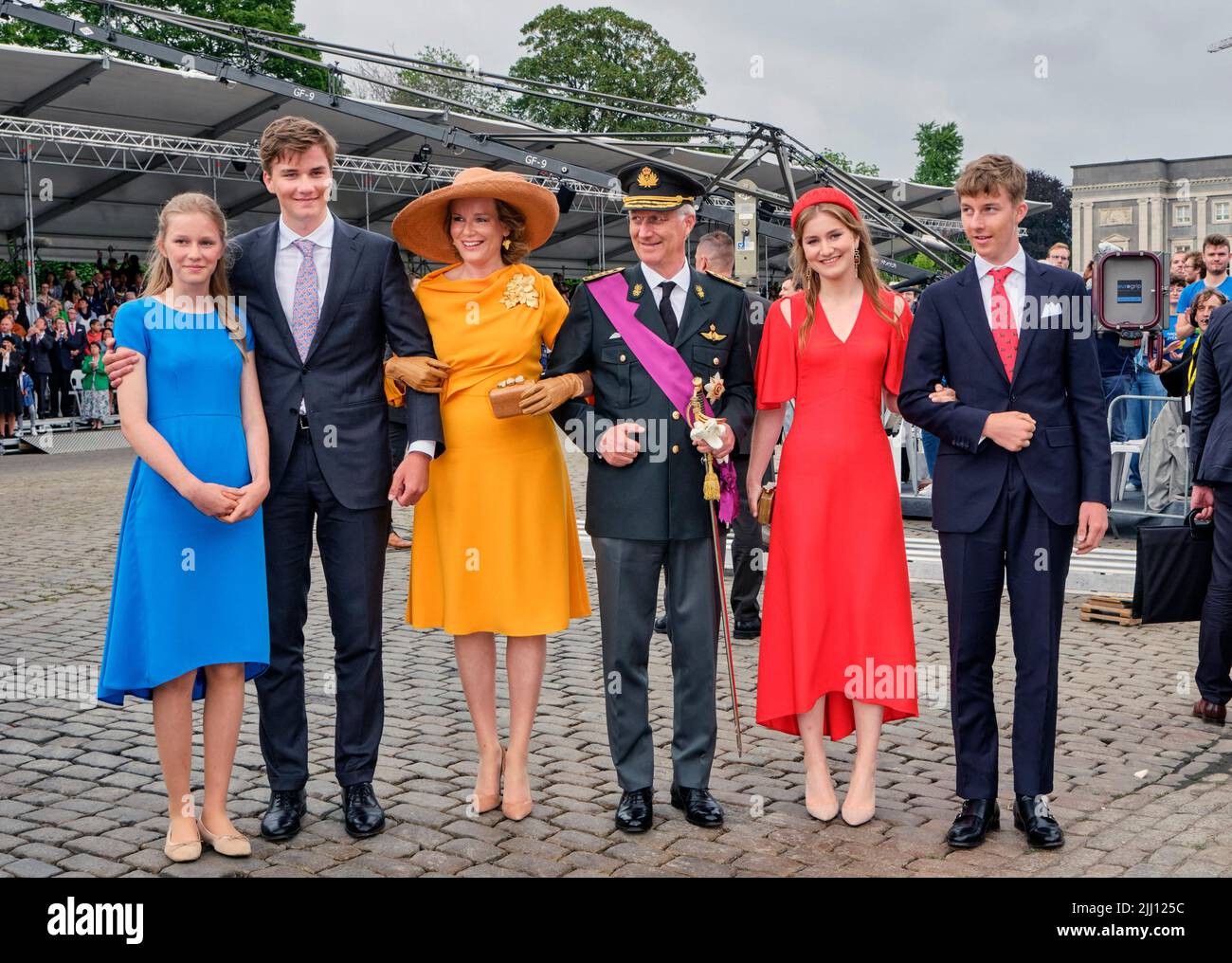 (G-D) la princesse Eleonore de Belgique, le prince Gabriel, la princesse Elisabeth, la duchesse du Brabant et le prince Emmanuel, la reine Mathilde et le roi Philippe assistent à une parade marquant la Journée nationale belge, à Bruxelles, en Belgique, au 21 juillet 2022. Photo par Olivier Polet Banque D'Images