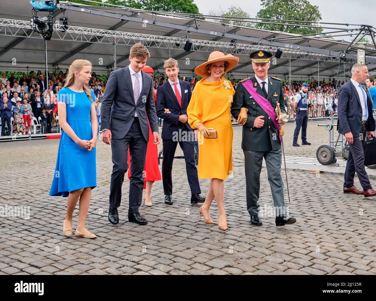 (G-D) la princesse Eleonore de Belgique, le prince Gabriel, la princesse Elisabeth, la duchesse du Brabant et le prince Emmanuel, la reine Mathilde et le roi Philippe assistent à une parade marquant la Journée nationale belge, à Bruxelles, en Belgique, au 21 juillet 2022. Photo par Olivier Polet Banque D'Images