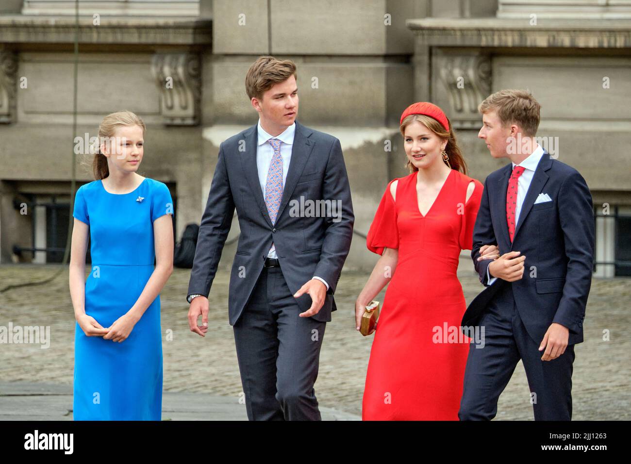 (G-D) la princesse Eleonore de Belgique, le prince Gabriel, la princesse Elisabeth, la duchesse du Brabant et le prince Emmanuel assistent à une parade marquant la Journée nationale de Belgique, à Bruxelles, en Belgique, au 21 juillet 2022. Photo par Olivier Polet Banque D'Images