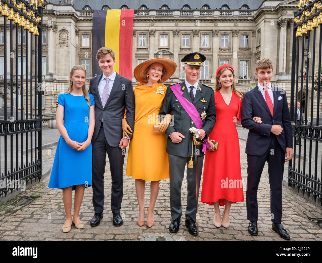 (G-D) la princesse Eleonore de Belgique, le prince Gabriel, la princesse Elisabeth, la duchesse du Brabant et le prince Emmanuel, la reine Mathilde et le roi Philippe assistent à une parade marquant la Journée nationale belge, à Bruxelles, en Belgique, au 21 juillet 2022. Photo par Olivier Polet Banque D'Images