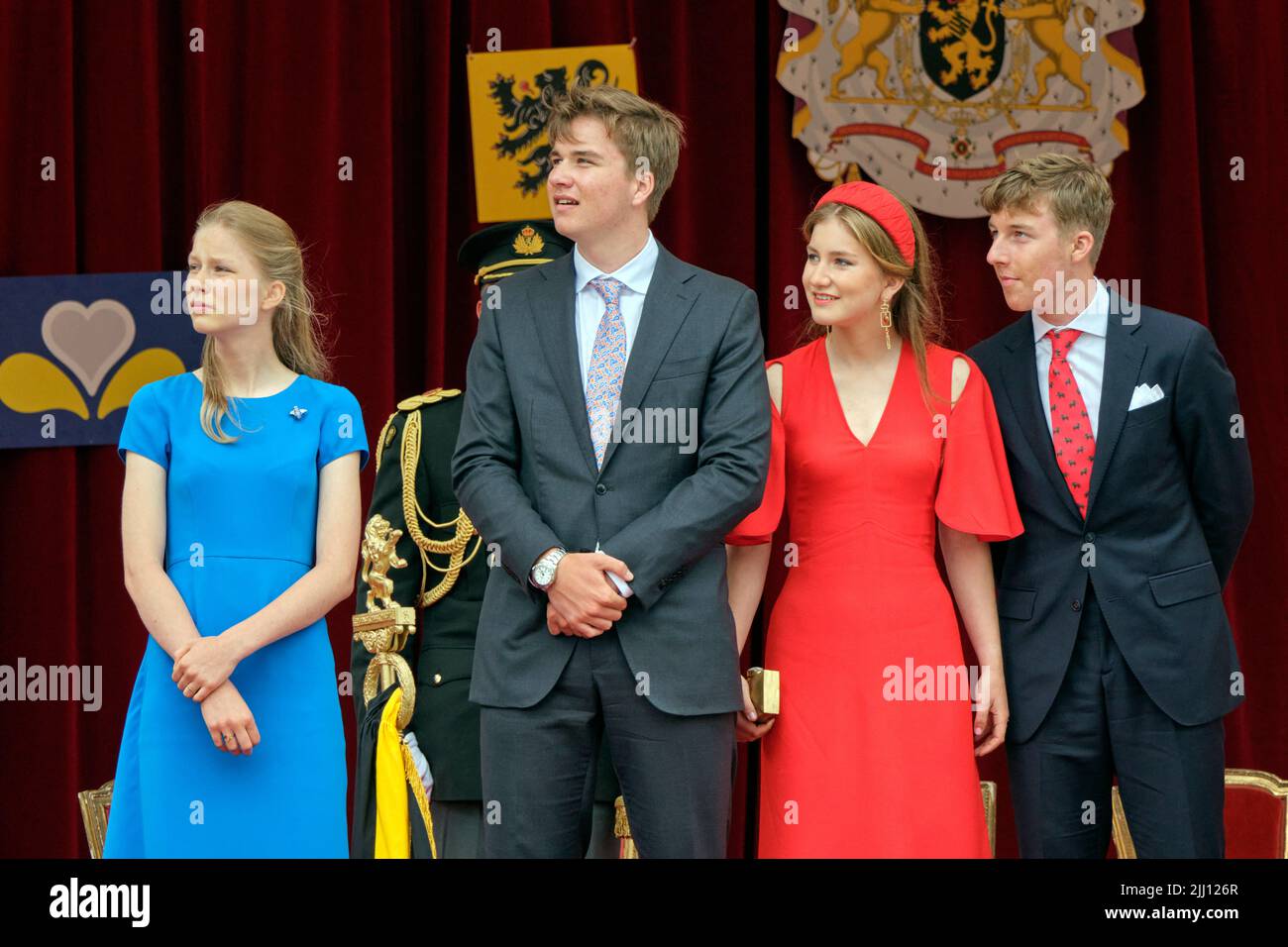 (G-D) la princesse Eleonore de Belgique, le prince Gabriel, la princesse Elisabeth, la duchesse du Brabant et le prince Emmanuel assistent à une parade marquant la Journée nationale de Belgique, à Bruxelles, en Belgique, au 21 juillet 2022. Photo par Olivier Polet Banque D'Images