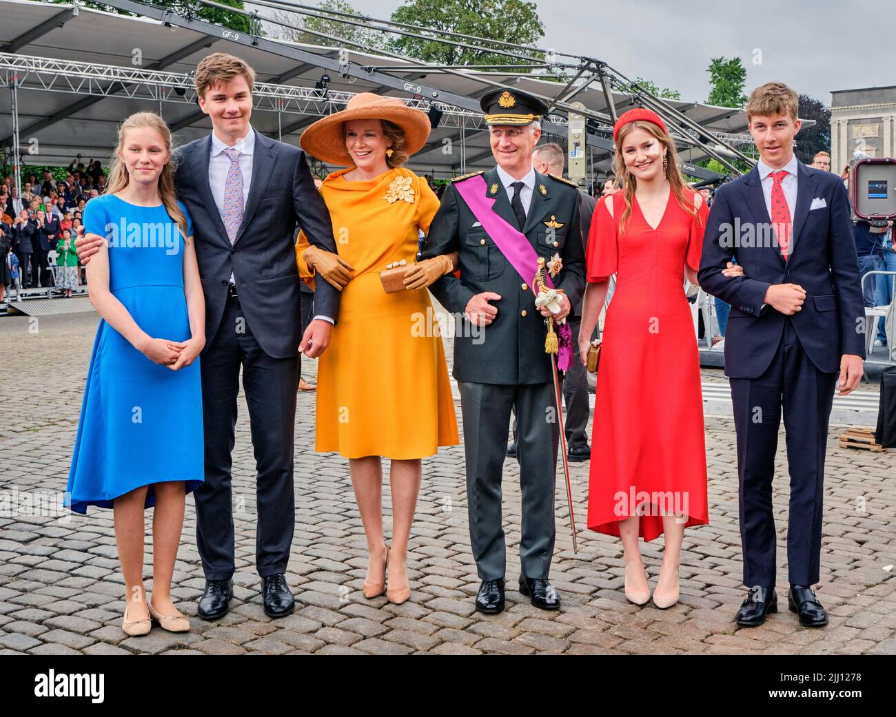 (G-D) la princesse Eleonore de Belgique, le prince Gabriel, la princesse Elisabeth, la duchesse du Brabant et le prince Emmanuel, la reine Mathilde et le roi Philippe assistent à une parade marquant la Journée nationale belge, à Bruxelles, en Belgique, au 21 juillet 2022. Photo par Olivier Polet Banque D'Images