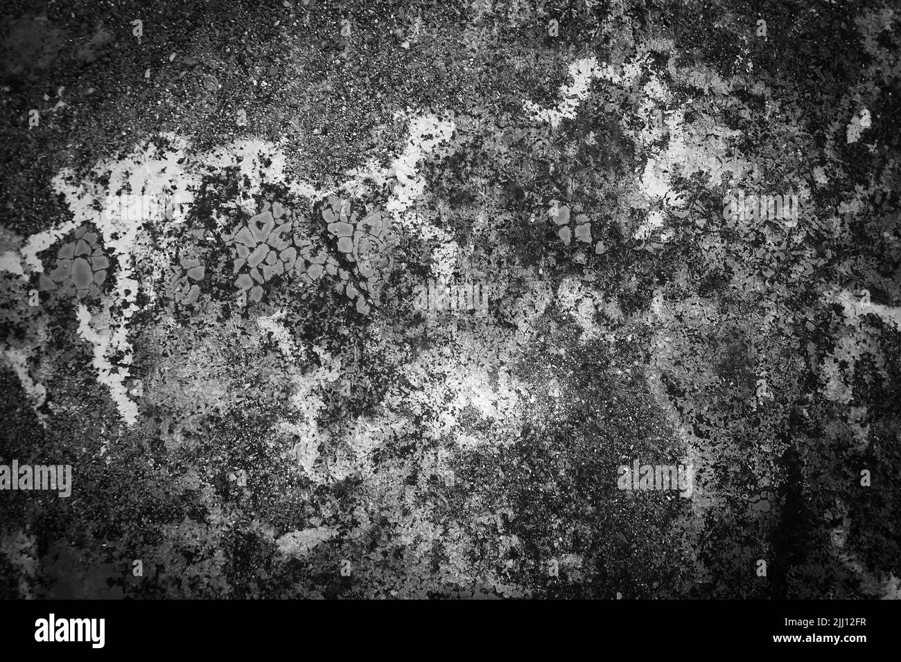 Vieux mur de ciment gris avec des fissures sur la surface. Banque D'Images