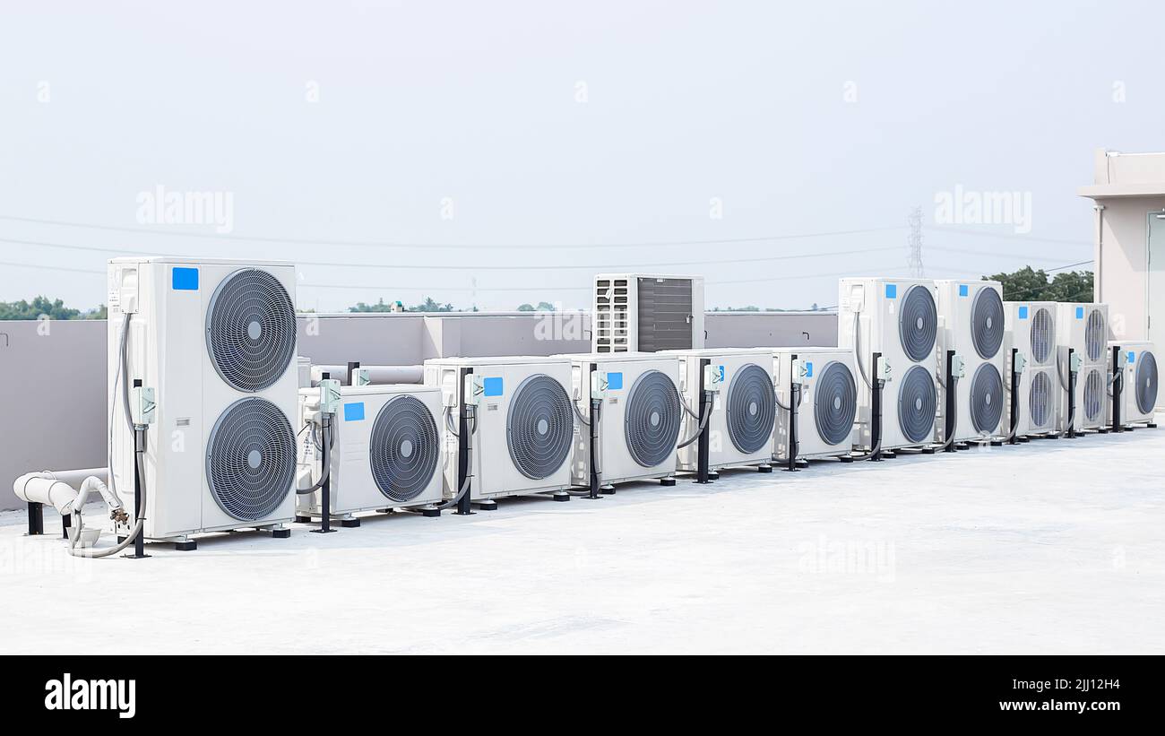 installation du compresseur de l'unité extérieure de climatisation à l'extérieur du bâtiment. Banque D'Images