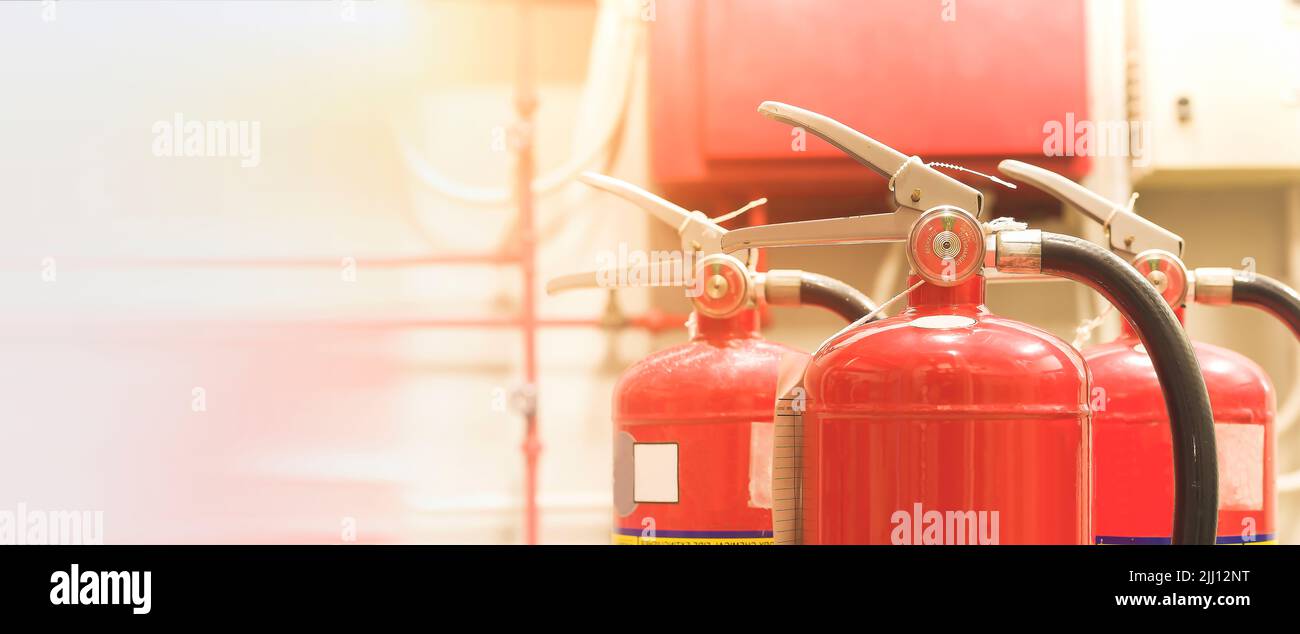 L'extincteur rouge est prêt à être utilisé en cas d'urgence incendie à l'intérieur. Banque D'Images