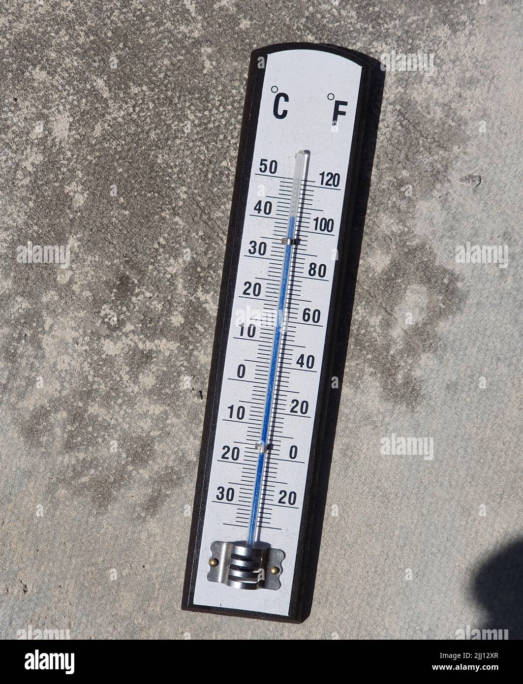 Un thermomètre en plein soleil montre 42 degrés Celsius ou 106 degrés  Fahrenheit, ce qui est juste au-dessus de la température prévue à l'ombre  pour ce lundi et mardi prochain, comme le