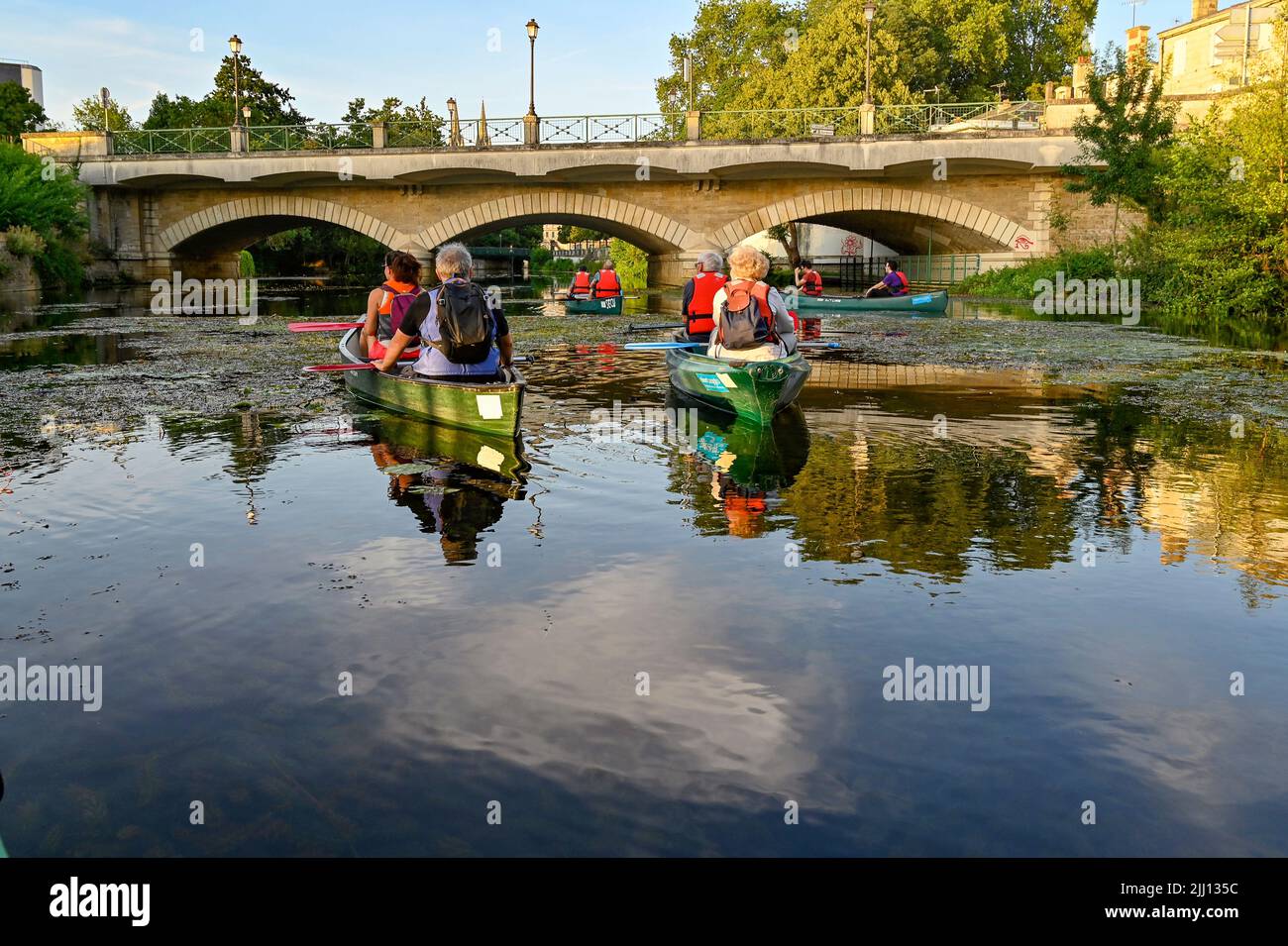 Niort, la capitale du département français de deuxSevrès, est une grande ville pour découvrir